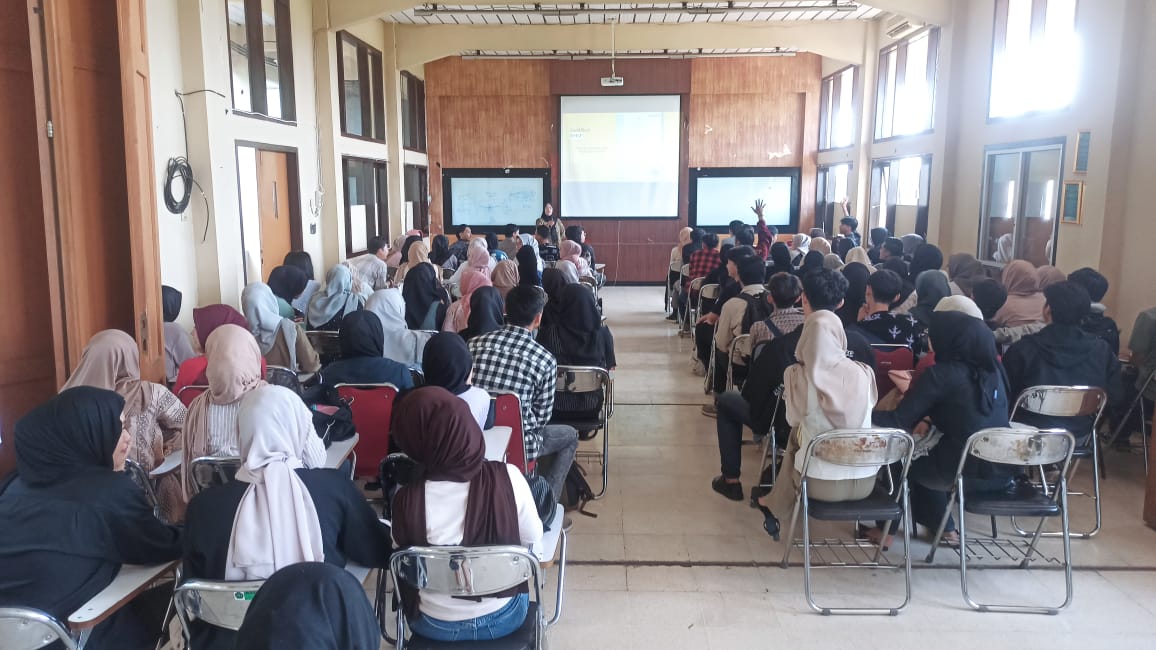 Peserta melakukan studi kasus